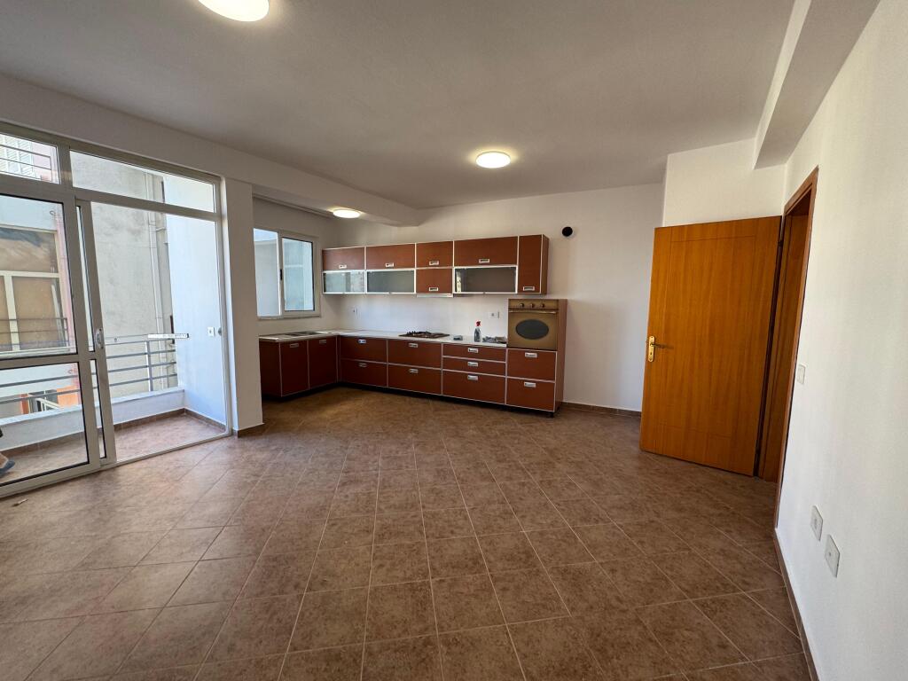 Apartament me qera 2+1+2 Astir