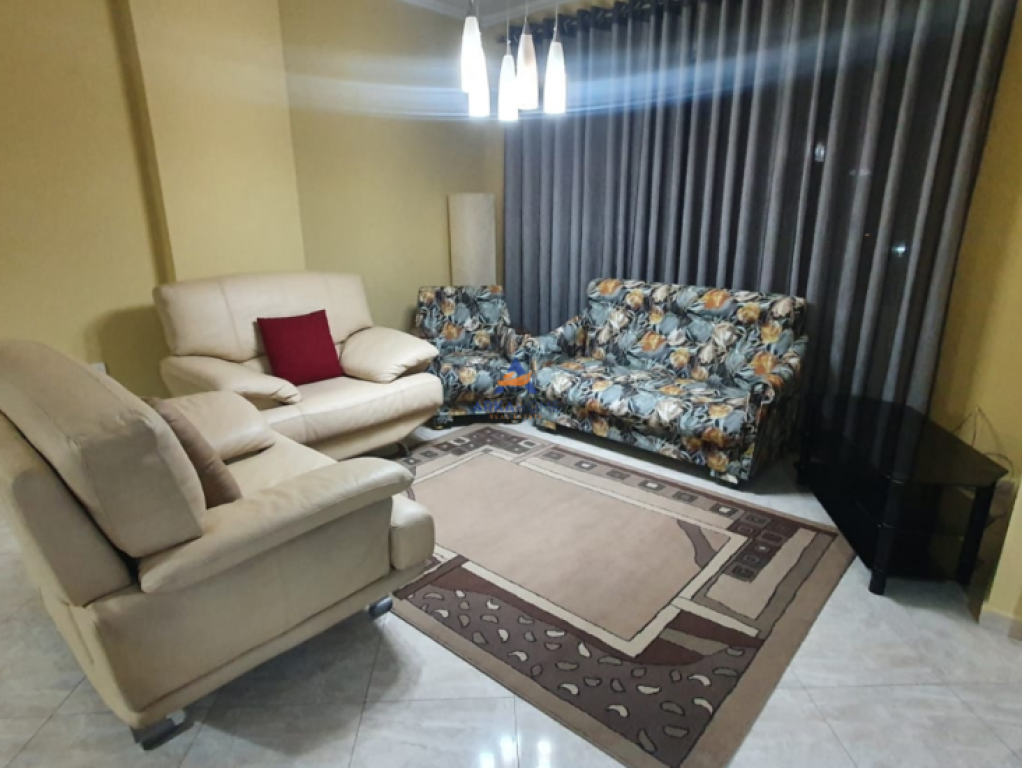 JEPET APARTAMENT ME QERA 3+1+BALLKON "RRUGA FROSINA PLAKU, ISH PARKU" 800 EURO.