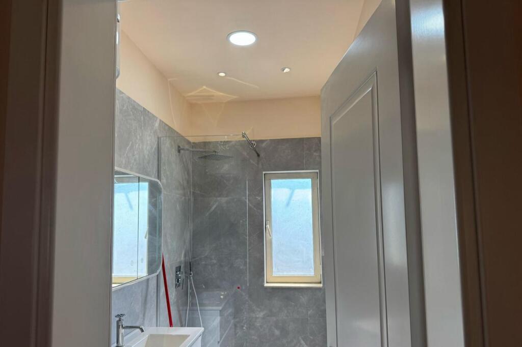 Jepet me qera Apartamenti 1+1  Ndodhet tek Rruga e Dibres prane Argjendari Niko 600 mije leke