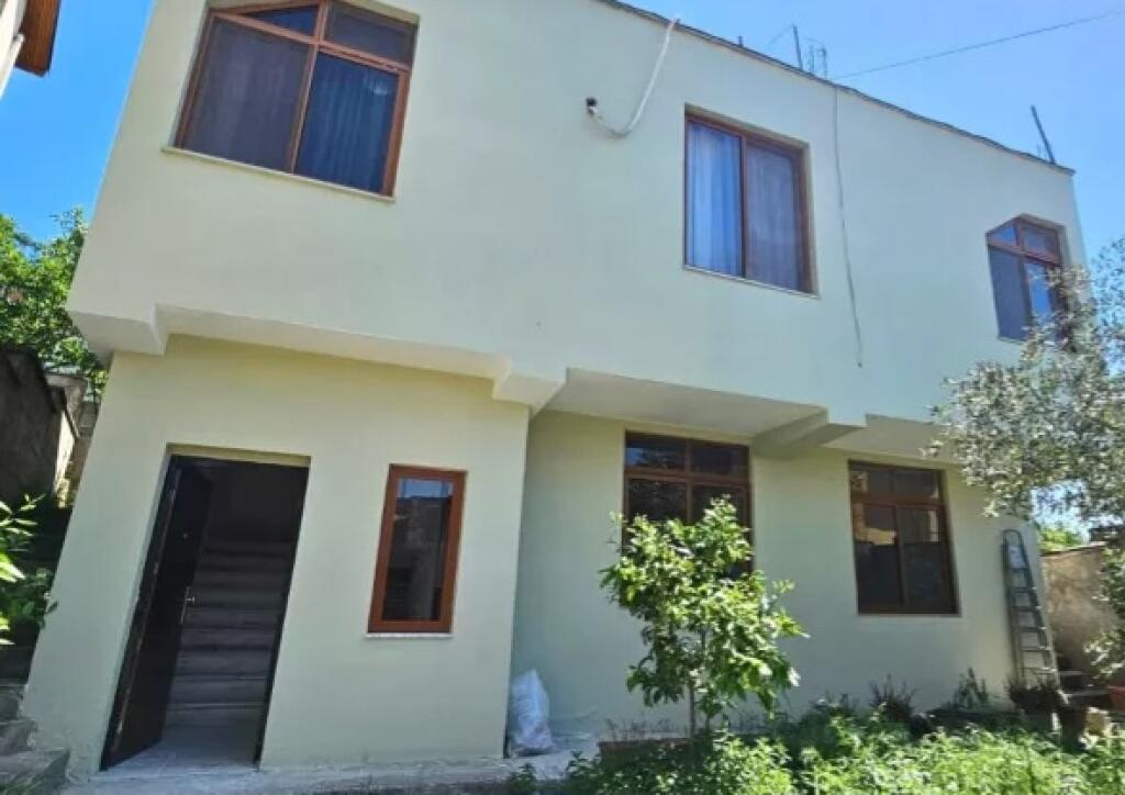 ✨For Sale *Private House* *1 Floor (3+1+2wc) +1 Half-basement Floor* + *Land* in 📍Kombinat, Tirana -- *185,000€*