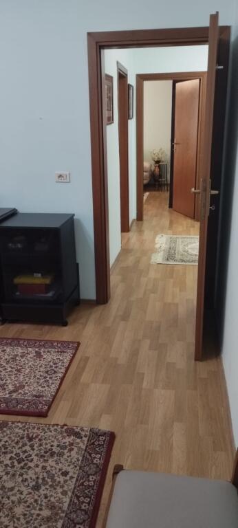Si dà 3+1, piano villa vicino alla scuola rossa, prezzo 600 euro