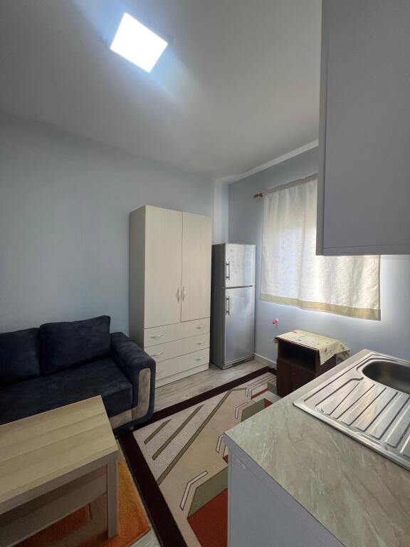 JEPET ME QIRA GARSONIERE 🏢KATI I 3 NE VILE PRIVATE 📍RRUGA DRITAN HOXHA/ISH FUSHA E AVIACIONIT 💶 ÇMIMI :25.000 LEKE/MUAJ *VETEM PER 1 VAJZE!