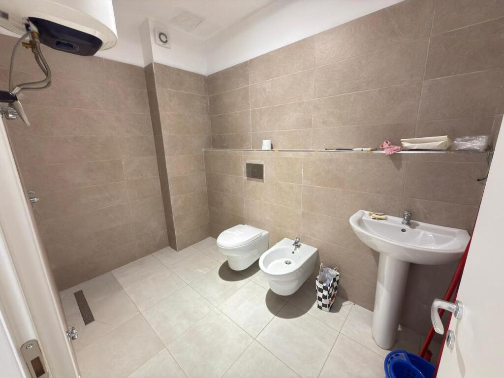 📢 Jepet me qira apartament 1+1 – Shkolla e Kuqe, vetëm 10 minuta nga Sheshi Skënderbej 💶 Çmimi: 550 €/muaj
