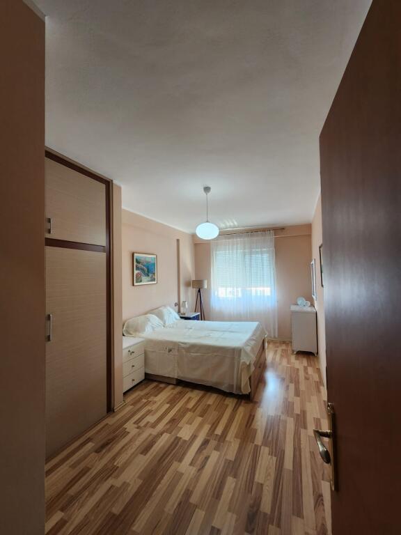 Jepet me qera super apartament 1+1 prane Stacionit Trrenit
