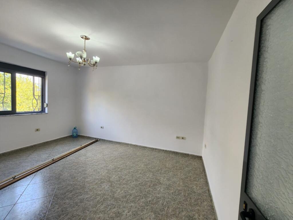 📢 Shitet Apartament 1+1 – Shkolla 1 Maj, Ali