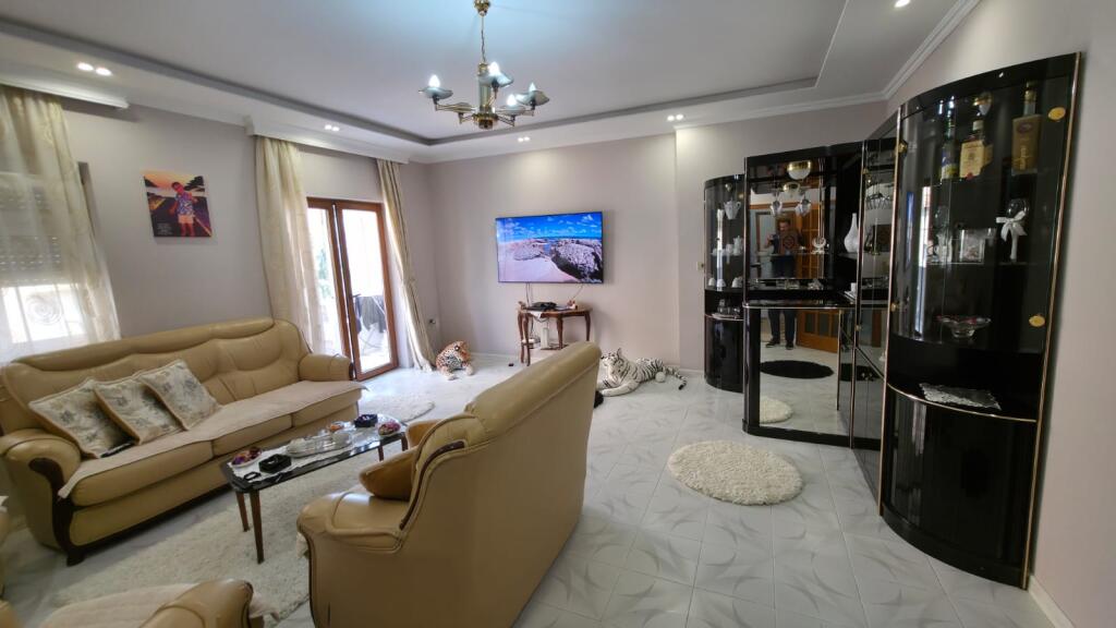 Shitet Apartament ne qender