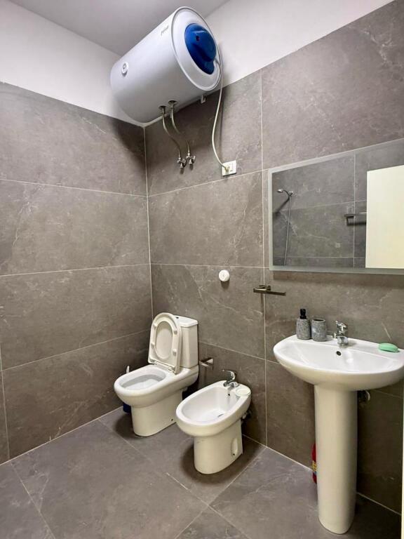 🏢Nella zona di 5 Maj, vicino alla Scuola Tirana Jone, si affitta appartamento, 2+1+2+posto auto, arredato 65.000 Leke 
