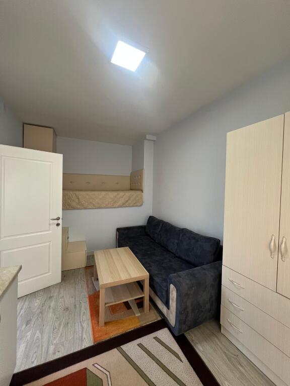 JEPET ME QIRA GARSONIERE 🏢KATI I 3 NE VILE PRIVATE 📍RRUGA DRITAN HOXHA/ISH FUSHA E AVIACIONIT 💶 ÇMIMI :25.000 LEKE/MUAJ *VETEM PER 1 VAJZE!