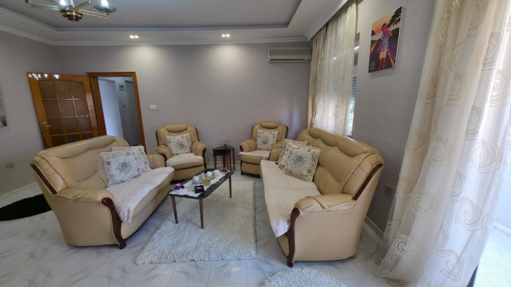 Shitet Apartament ne qender