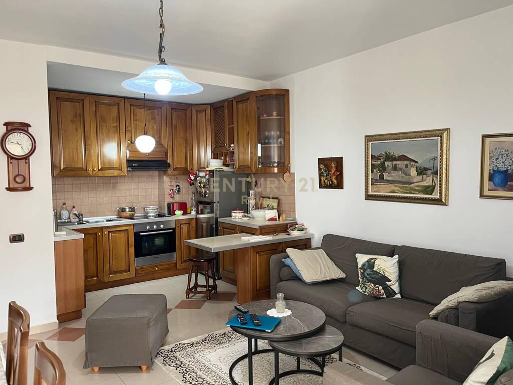 Shitet apartment 2+1 tek Shkolla Kuqe!