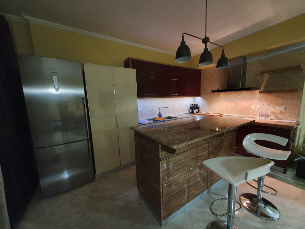 JEPET APARTAMENT ME QERA 3+1+BALLKON "RRUGA FROSINA PLAKU, ISH PARKU" 800 EURO.