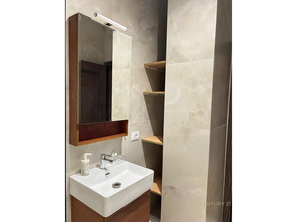 JEPET ME QERA APARTAMENT 1+1+PARKIM TE UNAZA E RE , OAZIS