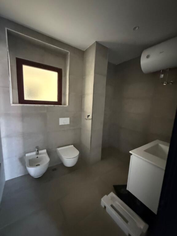 ZYRE ME QERA 140 M2 QENDER 2000 EURO