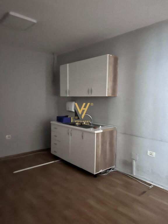 UFFICIO DI 220 M2 IN AFFITTO A BLLOK 2.000 EURO
