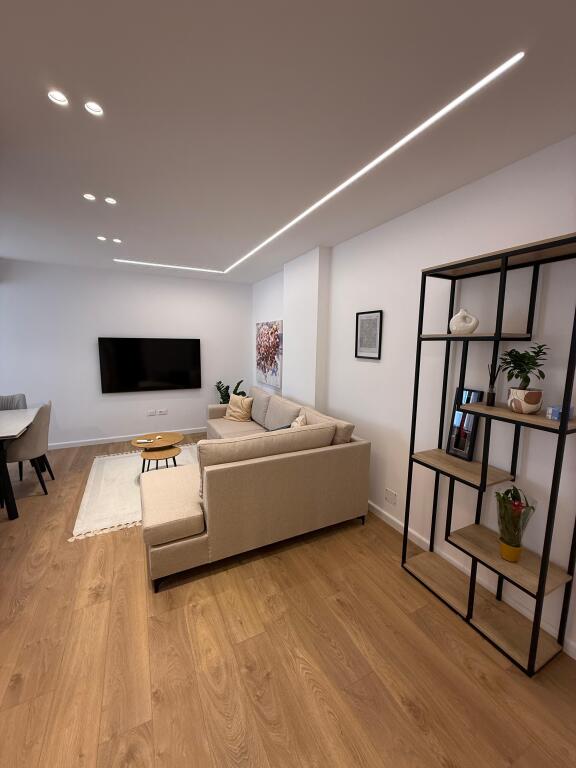 Japim me qira apartament 1+1 te Rruge e Durresit!