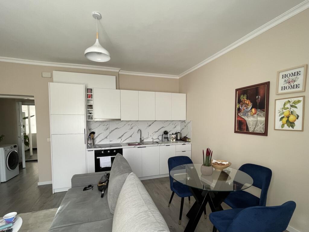 Japim me qira apartament 1+1 ne Bllok te Garda