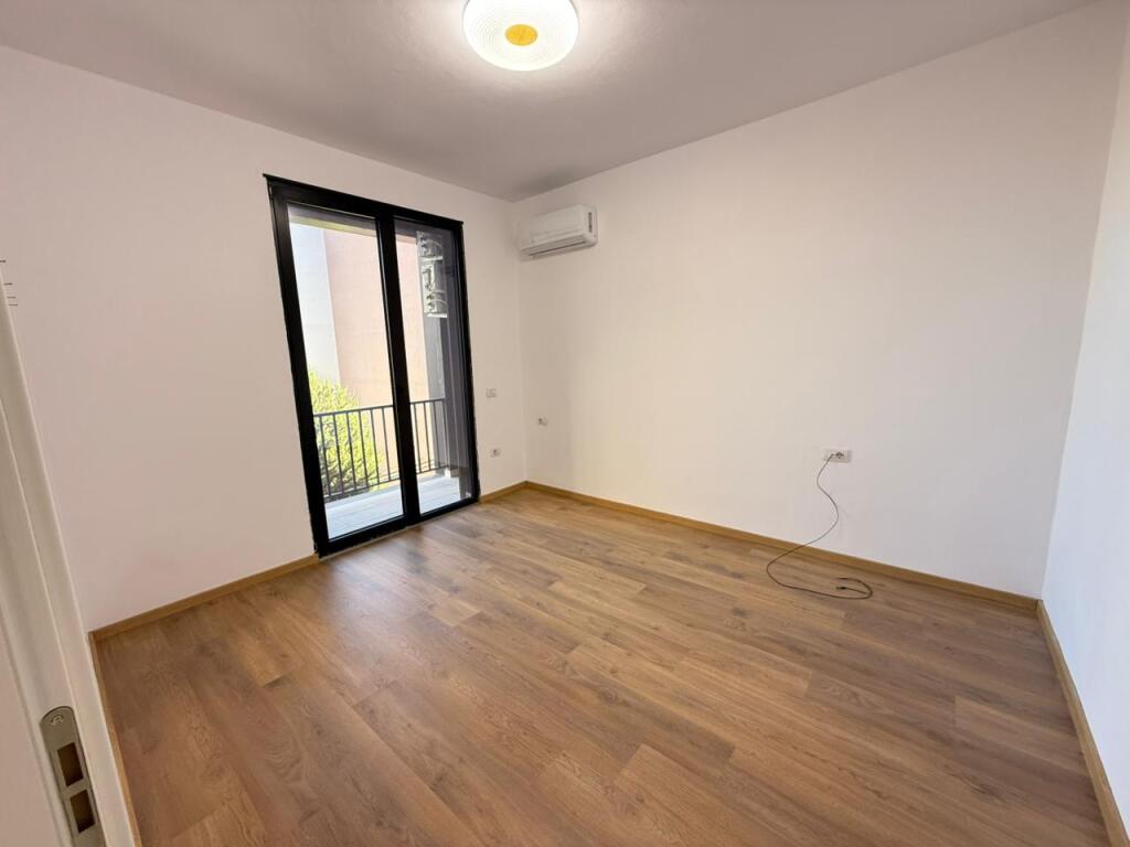 📢 Jepet me qira apartament 1+1 – Shkolla e Kuqe, vetëm 10 minuta nga Sheshi Skënderbej 💶 Çmimi: 550 €/muaj