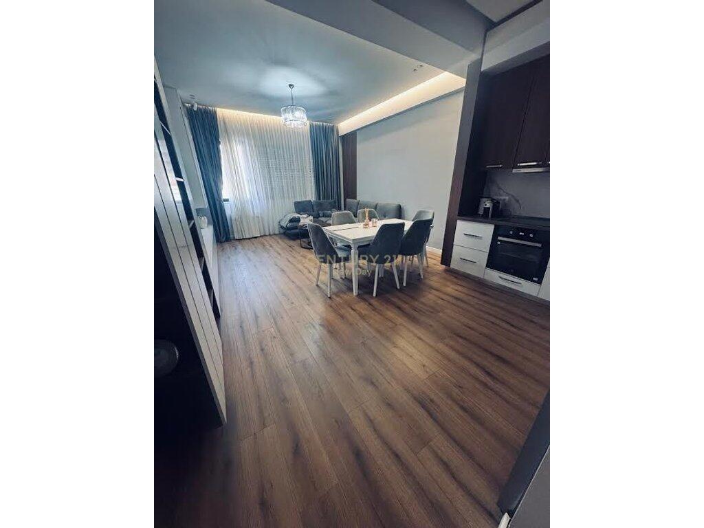 Opportunità. Appartamento 3+1+Posto auto presso il residence Kodra Diellit 2
