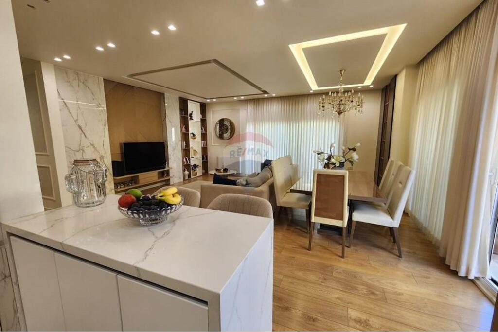 Appartamento 3+1+2 con veranda al Lago di Tirana!