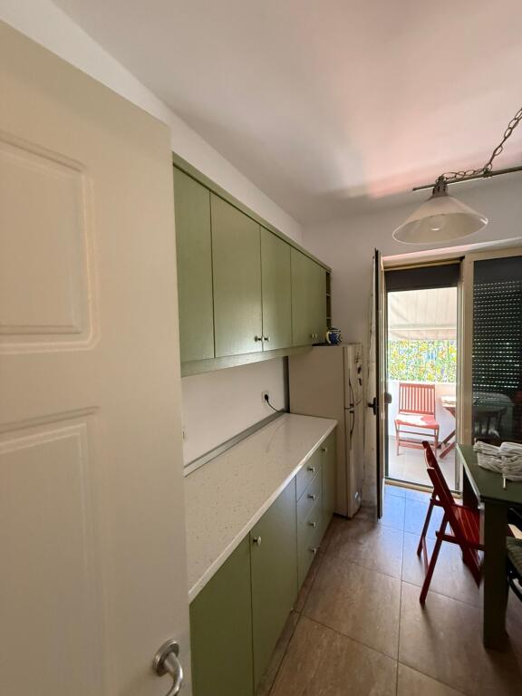 Affittasi appartamento 1+1 + angolo cottura separato + balcone vicino al Bar Sanremo in Myslym Shyr.  
