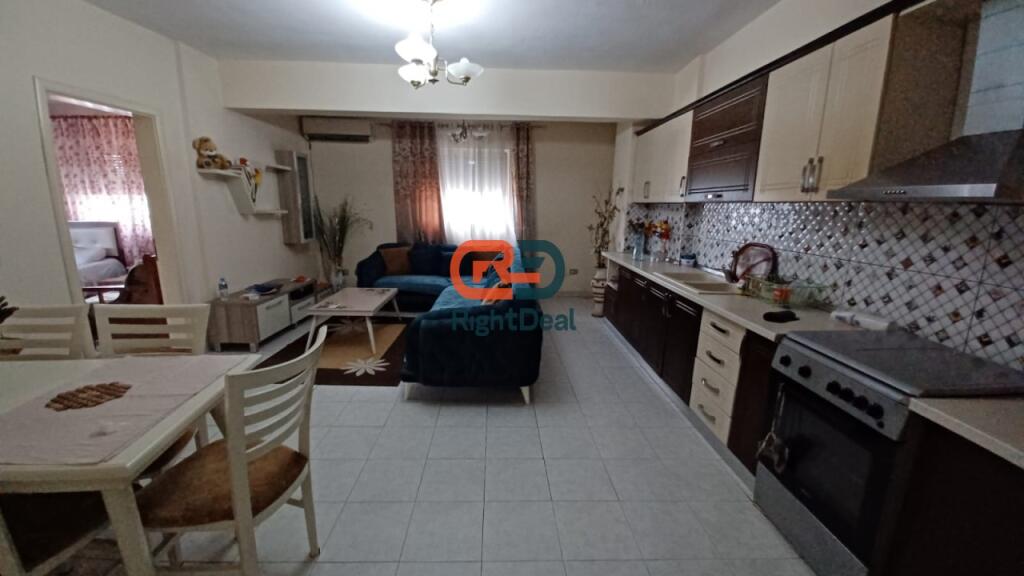 Ne Laprake Tek Pallatet E Arabit , Shitet Apartament 2+1, Me Planimetri Te Rregullt Dhe Hapesira Te Bollshme!