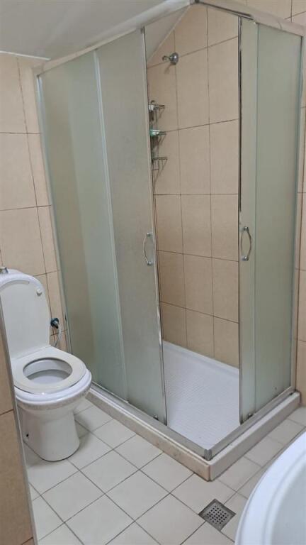 Jepet me qera apartamenti 1+1 prane hotel mondial , 21 dhjetori Cmimi: 480 mije leke
