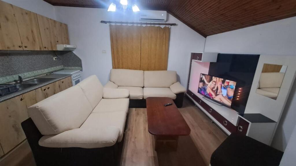 Jepet me qera apartamenti 1+1 prane hotel mondial , 21 dhjetori Cmimi: 480 mije leke