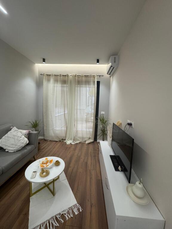 ✨  Jepet Me Qira Afatgjatë  Apartament 1+1, 90m²