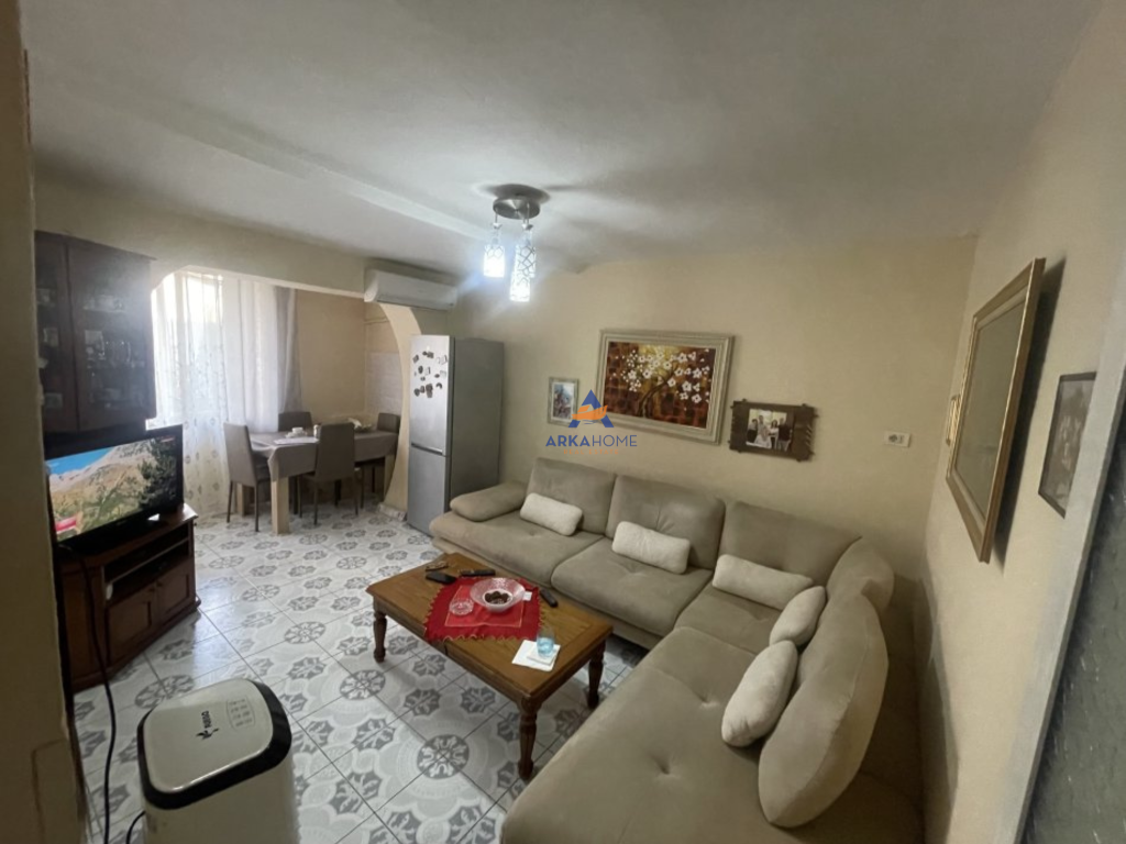 SHITET APARTAMENT 2+1+BALLKON " RRUGA RAMAZAN ZAKJA, XHAMLLIK" 130.000 EURO.