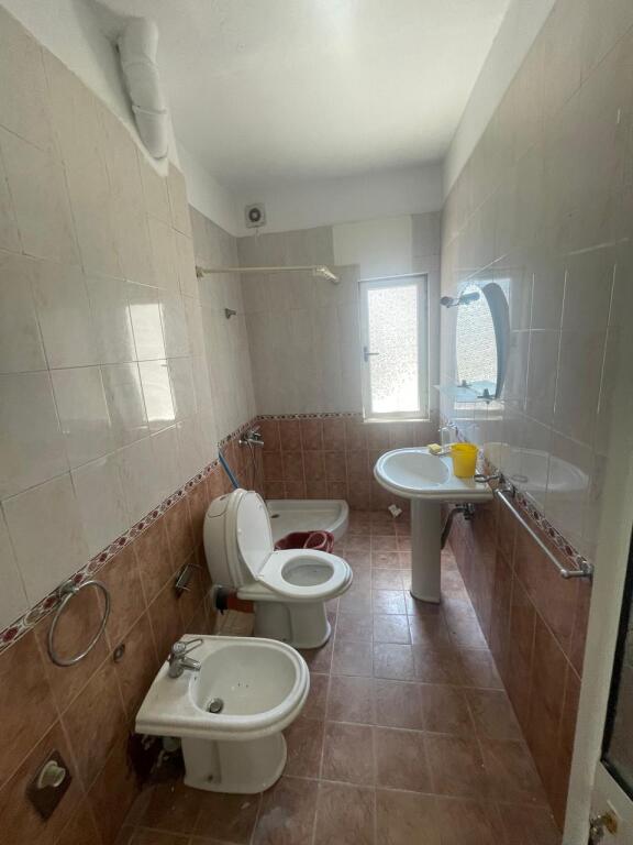 🔥 APARTAMENT ME QIRA – 2+1+1 | PËRBALLË LIBRIT UNIVERSITAR 📍