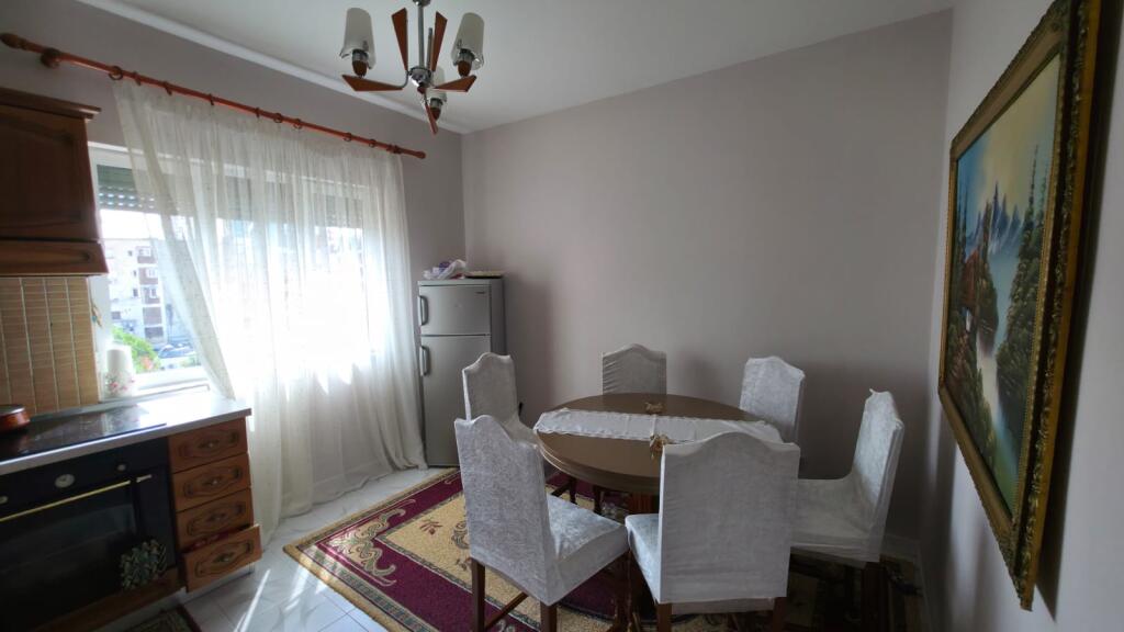 Shitet Apartament ne qender