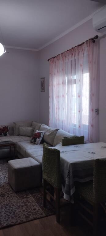 Si dà 3+1, piano villa vicino alla scuola rossa, prezzo 600 euro