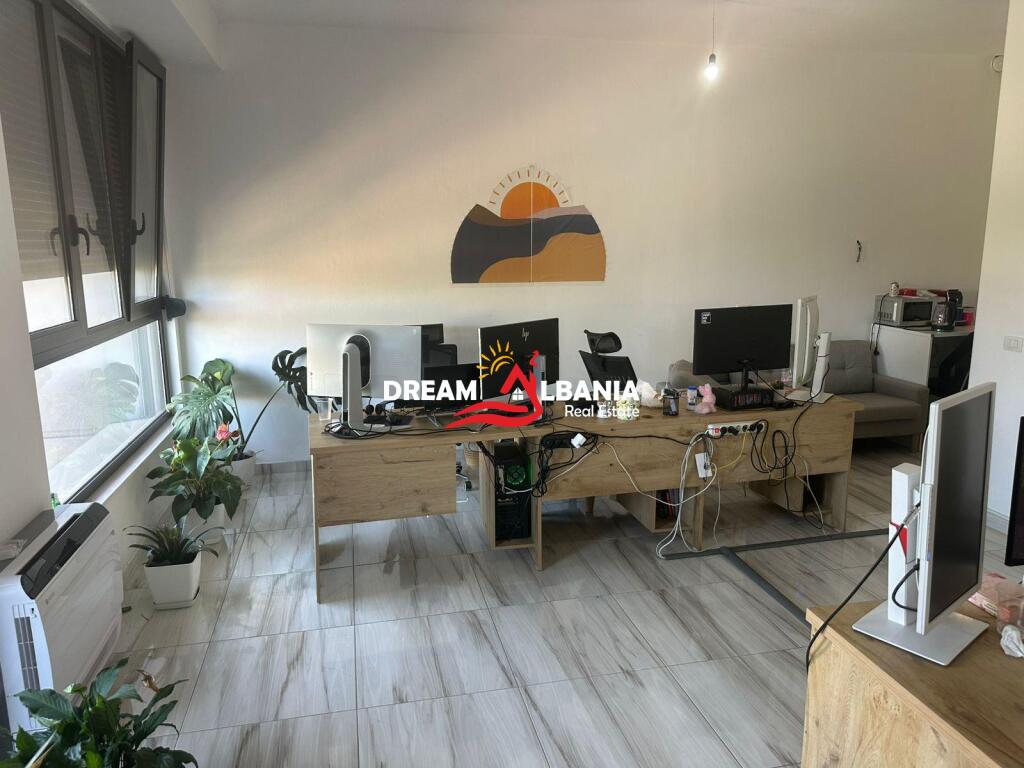 Ambjent 2+1 bosh per qera prane Fushes Sportit ne Ali Dem, Tirane (ID 42611351)