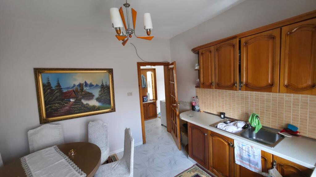 Shitet Apartament ne qender