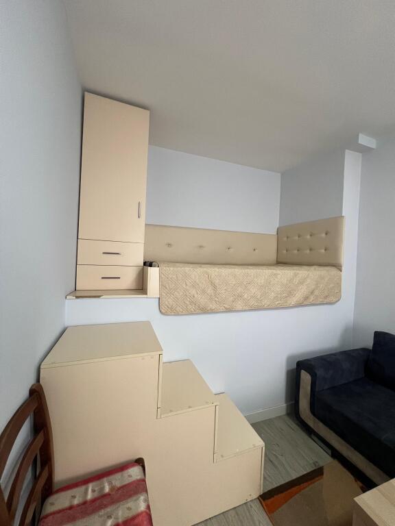 JEPET ME QIRA GARSONIERE 🏢KATI I 3 NE VILE PRIVATE 📍RRUGA DRITAN HOXHA/ISH FUSHA E AVIACIONIT 💶 ÇMIMI :25.000 LEKE/MUAJ *VETEM PER 1 VAJZE!