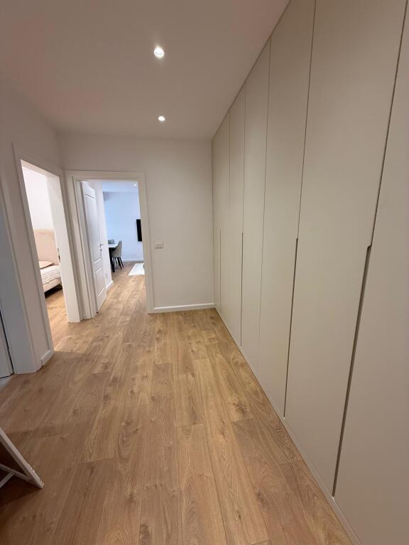 Japim me qira apartament 1+1 te Rruge e Durresit!