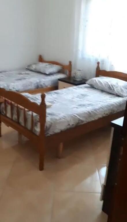 Jepet me qera Shtepia 2+1, tek rruga Besa prane Hotel Meridiani 400 mije leke