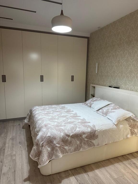 2+1,i mobiluar,te stadiumi dinamo,cmimi 1000 euro i diskutueshem