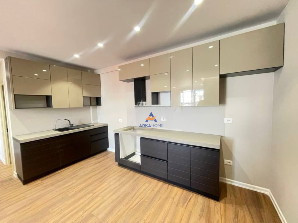 SHITET APARTAMENT 2+1+BALLKON "UNAZA E RE" 150.000 EURO.