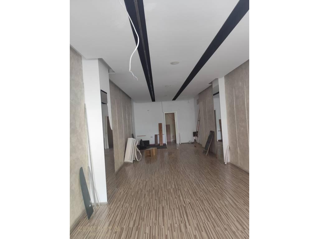 NEGOZIO IN AFFITTO – FRONTE STRADA MYSLYM SHYRI