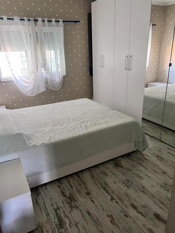 Jepet me qera Apartamenti 2+1, Komuna e parisit , prane kristal center  Cmimi: 660 euro