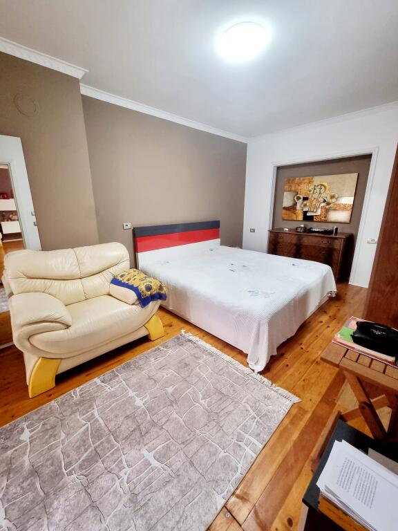 Jepet super apartament 2+1+2 rruges se Kosovareve!
