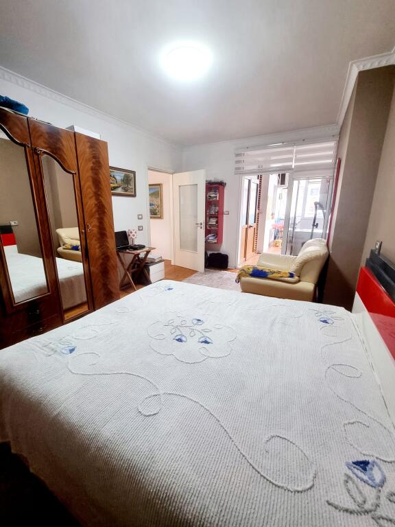 Jepet super apartament 2+1+2 rruges se Kosovareve!