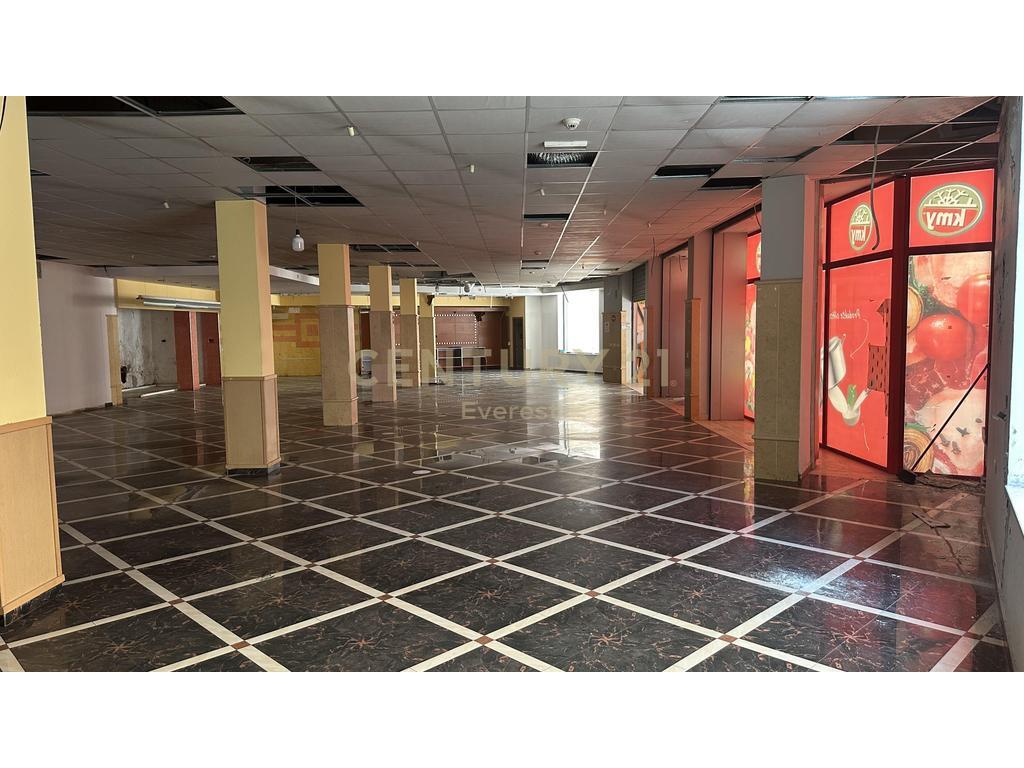 VICINO ALLA SCUOLA DI BALLO, VENDIAMO UN'UNITÀ COMMERCIALE SU 2 PIANI 1.650.000 €