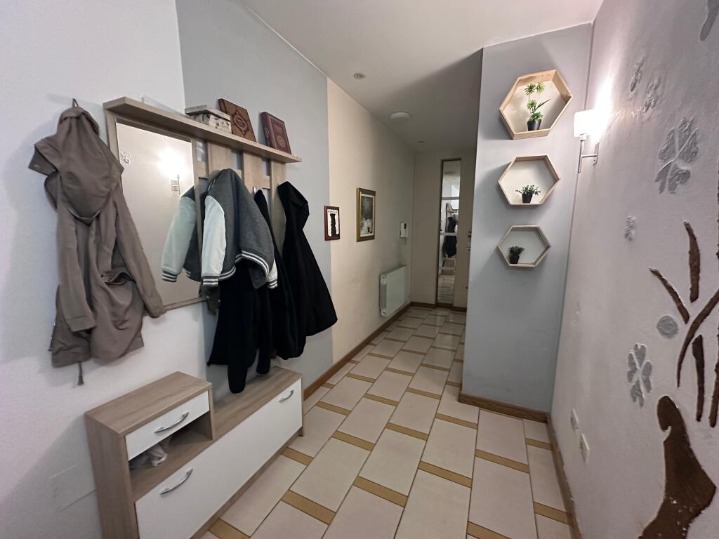 🏡 Jepet me Qira Apartament 3+1 📍 Qendra Tiranë, te Galeria💶 1800 € / muaj