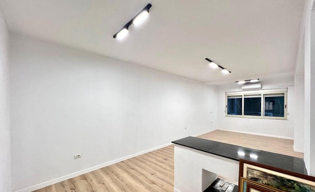 Me Qera : Zyre me 2 Ambiente Pune 📍Bllok - 900€/Muaj - S.76m² - I sapo Investuar✨️
