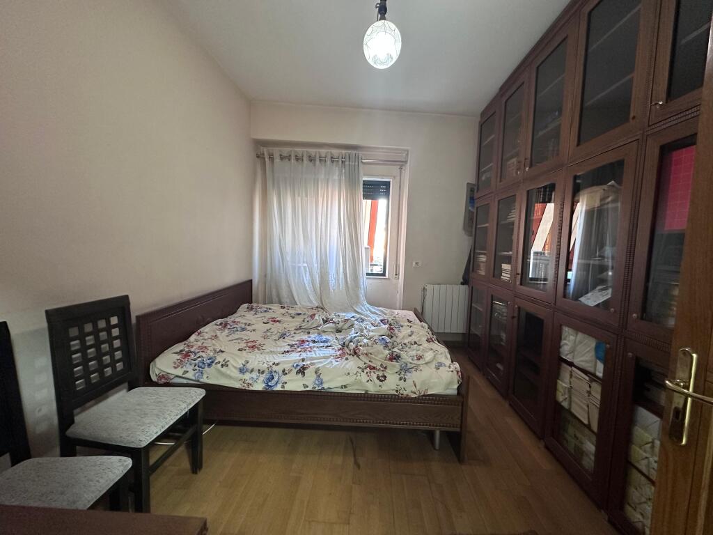 🏡 Jepet me Qira Apartament 3+1 📍 Qendra Tiranë, te Galeria💶 1800 € / muaj
