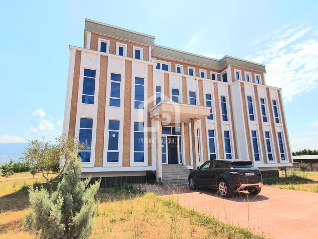 JEPET ME QERA : OBJEKT BIZNESI 3 KT + Bodrum/ Autostradë Tiranë - Lezhe"
