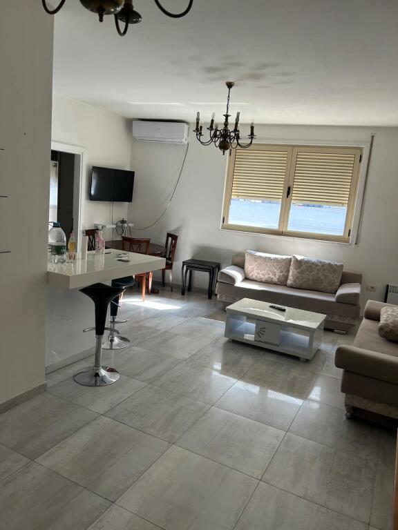 Jepet  me qera  apartament  1+1 perballe Kristal Center