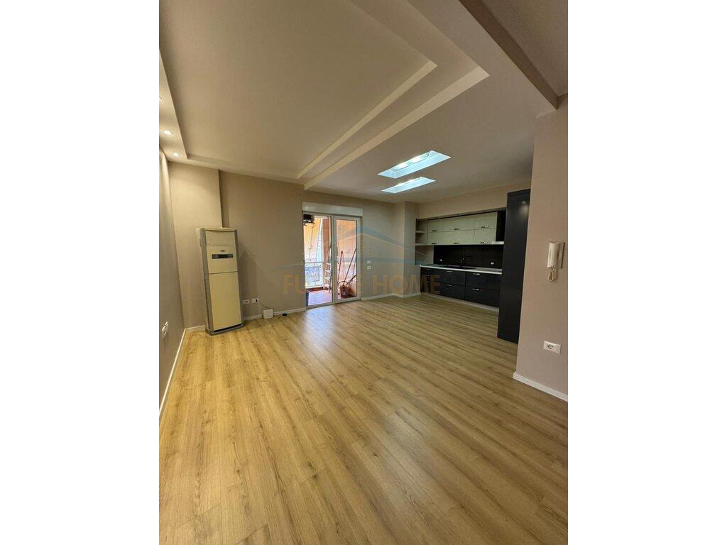 Shitet Apartament 2+1+Post Parkimi, Kinostudio